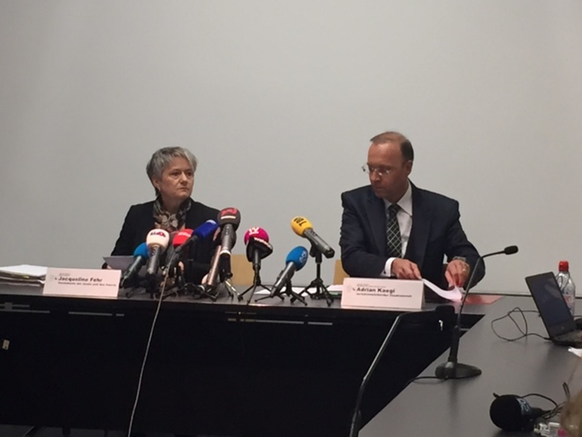 Regierungsrätin Jacqueline Fehr, Vorsteherin der Direktion der Justiz und des Innern, und Adrian Kaegi, der verfahrensleitende Staatsanwalt.