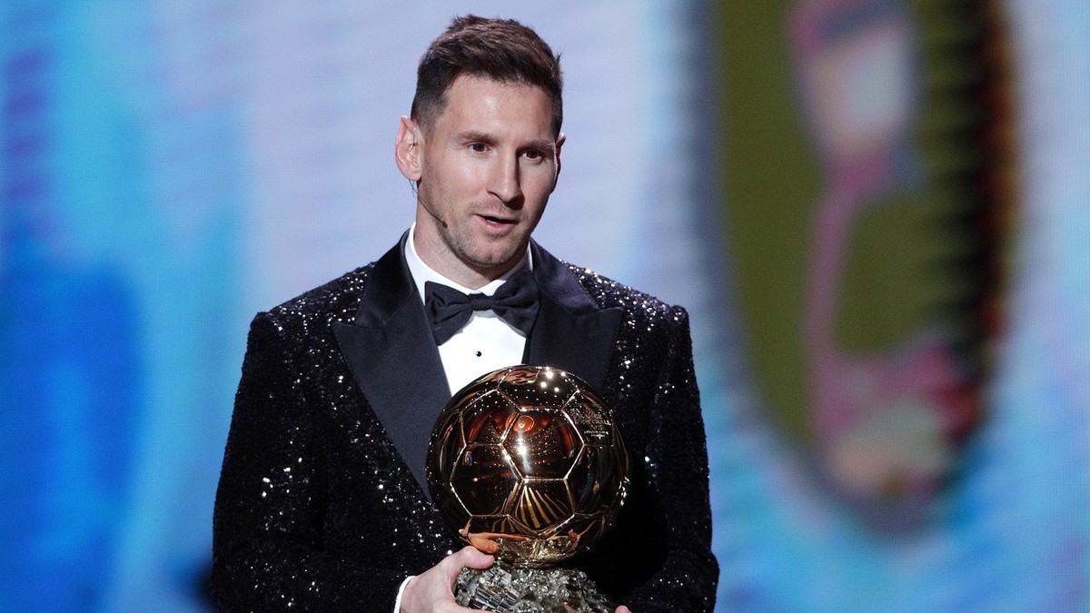 Lionel Messi posant avec son Ballon d'Or en 2021.