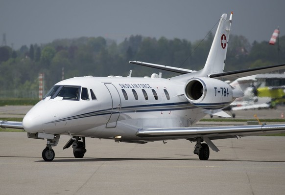 Der Bundesratjet der Schweizer Luftwaffe startet auf dem Flughafen in Bern-Belp, am Donnerstag, 2. Mai 2013. (KEYSTONE/Lukas Lehmann)