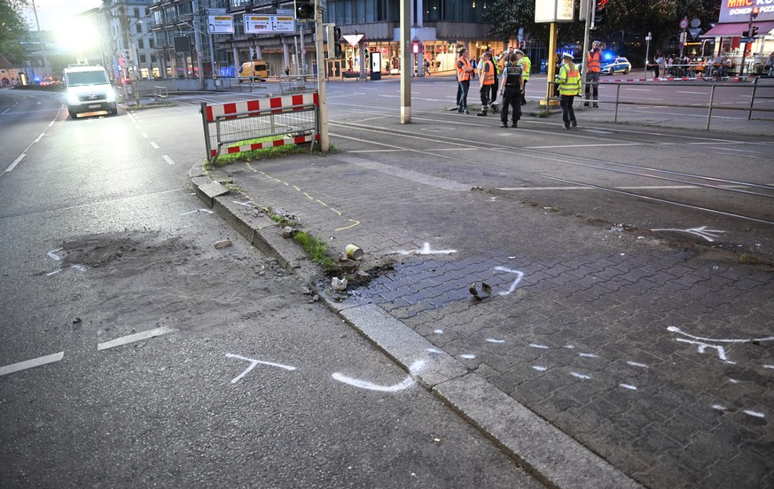02.05.2025, Baden-W�rttemberg, Stuttgart: Kreidezeichen markieren auf der Stra�e den Unfall. In der Stuttgarter Innenstadt ist nach Polizeiangaben ein Auto in eine Personengruppe gefahren. Bisher gebe ...