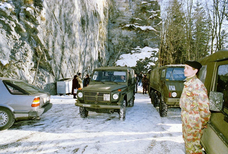 Dezember 1990: Ein Soldat steht anlässlich einer Presseführung zur Information über die Geheimarmee P-26 vor der unterirdischen Bunkeranlage bei Gstaad im Berner Oberland. Der Stützpunkt diente der Ge ...