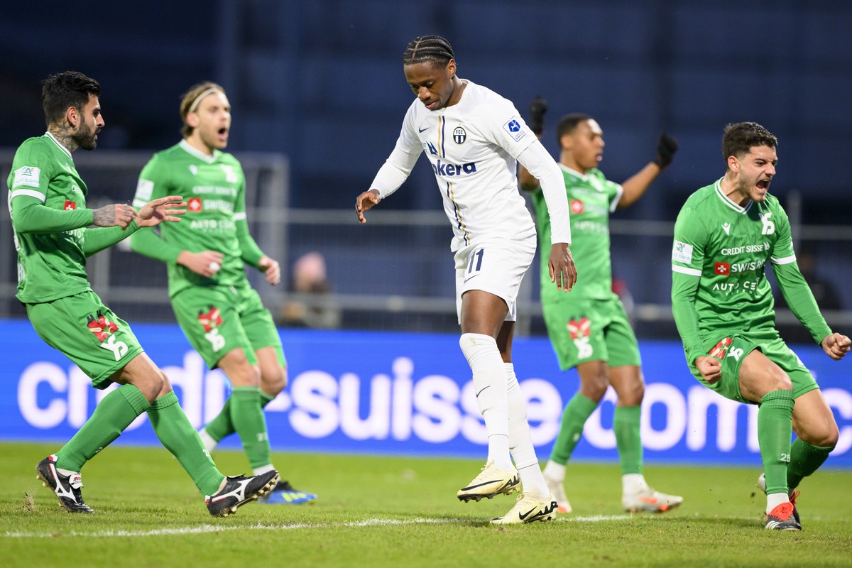 l'attaquant zurichois Jonathan Okita, centre, reagit apres avoir manque son penalty lors de la rencontre de football de Super League entre Yverdon Sport FC et FC Zuerich, FCZ, ce samedi 9 mars 20 ...
