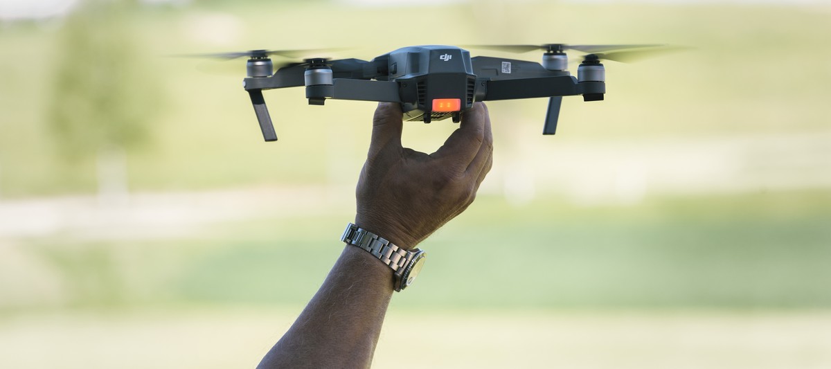 ARCHIVBILD ZUR FORDERUNG VON TA-SWISS NACH KLAREREN REGULIERUNGEN VON ZIVILEN DROHNEN --- Eine DJI Mavic Drohne, aufgenommen wahrend des Praxisteils eines Drohnenkurses des Schweizerischen Verbands Zi ...
