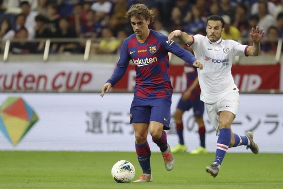 Barcelona&#039;s Antoine Griezmann, left, and Chelsea&#039;s Pedro, right, compete for the ball during a friendly soccer match between FC Barcelona and Chelsea FC in Saitama, north of Tokyo, Tuesday,  ...