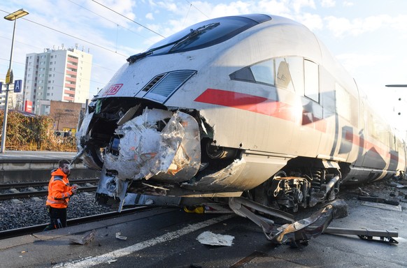 Mitarbeiter der Deutschen Bahn (DB) stehen am 17.02.2017 im Bahnhof Griesheim in Frankfurt am Main (Hessen) am zerstoerten Triebwagen eines ICE. Der leere Zug ist in der Nacht zum Freitag gegen einen  ...