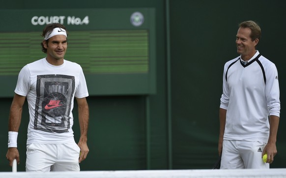 Ein gut gelaunter Roger Federer im kurzen Training mit Coach Stefan Edberg.