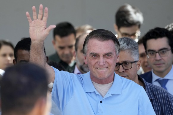 Former President Jair Bolsonaro waves to supporters as he leaves the hospital after a weeks-long surgical stay, in Brasilia, Brazil, Sunday, May 4, 2025. (AP Photo/Eraldo Peres)
Jair Bolsonaro