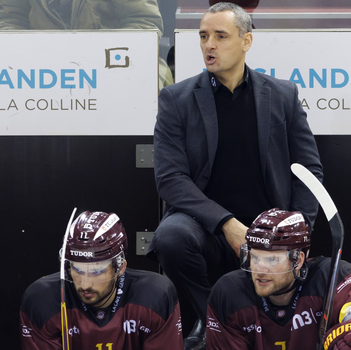 Geneve-Servette's Head coach Jan Cadieux talks to his players, during a National League regular season game of the Swiss Championship between Geneve-Servette HC and HC Ambri-Piotta, at the ice st ...