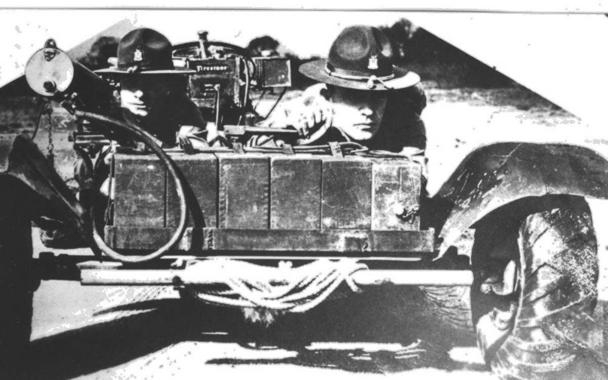 Zwei Soldaten im tiefgelegten Howie-Spähwagen sind bereit zu feuern.
