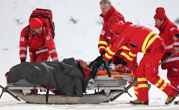 Simon Ammann wird mit dem Rettungsschlitten abtransportiert.