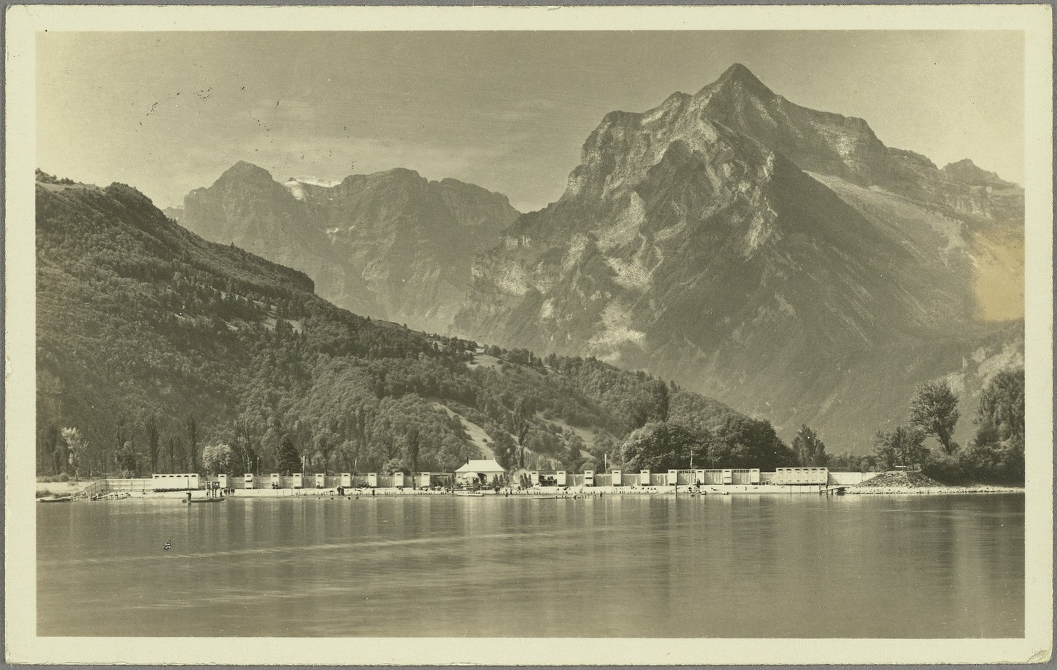 Botschaft der Postkarte: Jetzt gibt’s dann noch eine Bootfahrt. Poststempel 9.6.1925

Weesen, Strandbad, g. Glärnisch und Rautispitz
Originaltitel
Weesen, Strandbad, g. Glärnisch und Rautispitz