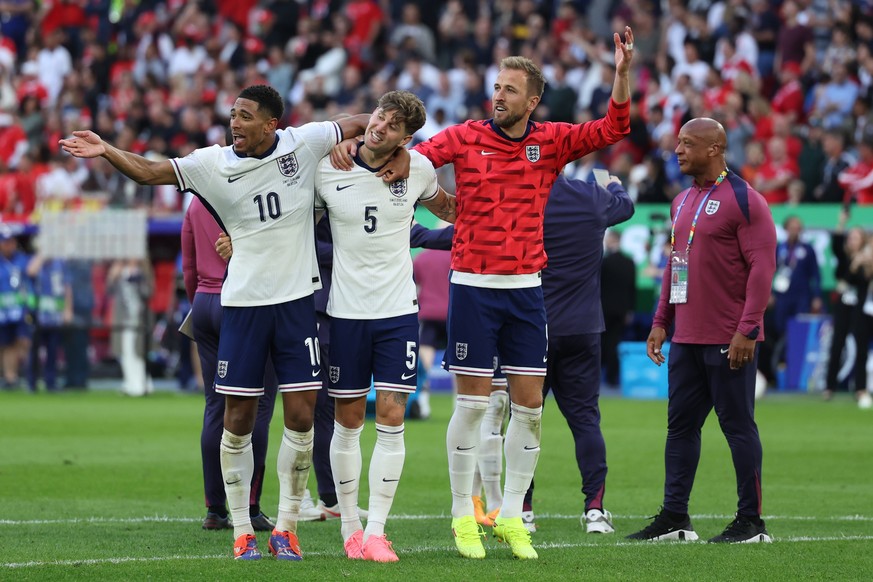 epa11463420 (L-R) Jude Bellingham of England, John Stones of England and Harry Kane of England celebrate after winning the penalty shootout of the UEFA EURO 2024 quarter-finals soccer match between En ...