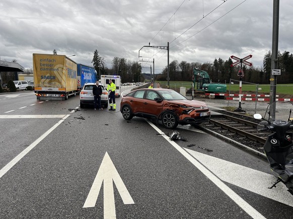 Nach der Kollision zweier Autos ist die SBB-Bahnstrecke in Seon AG am 11. Dezember 2023 vorübergehend blockiert gewesen.