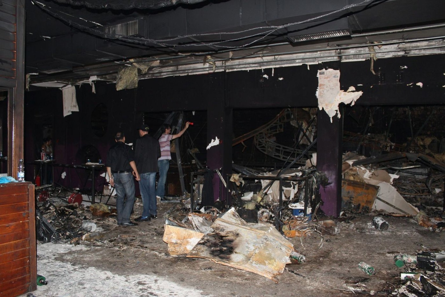 epa03561981 A handout picture provided on 30 January 2013 by the Rio Grande do Sul state Civil Police of the interior of the 'Kiss' nightclub after the 27 January fire in Santa Maria city, 8 ...