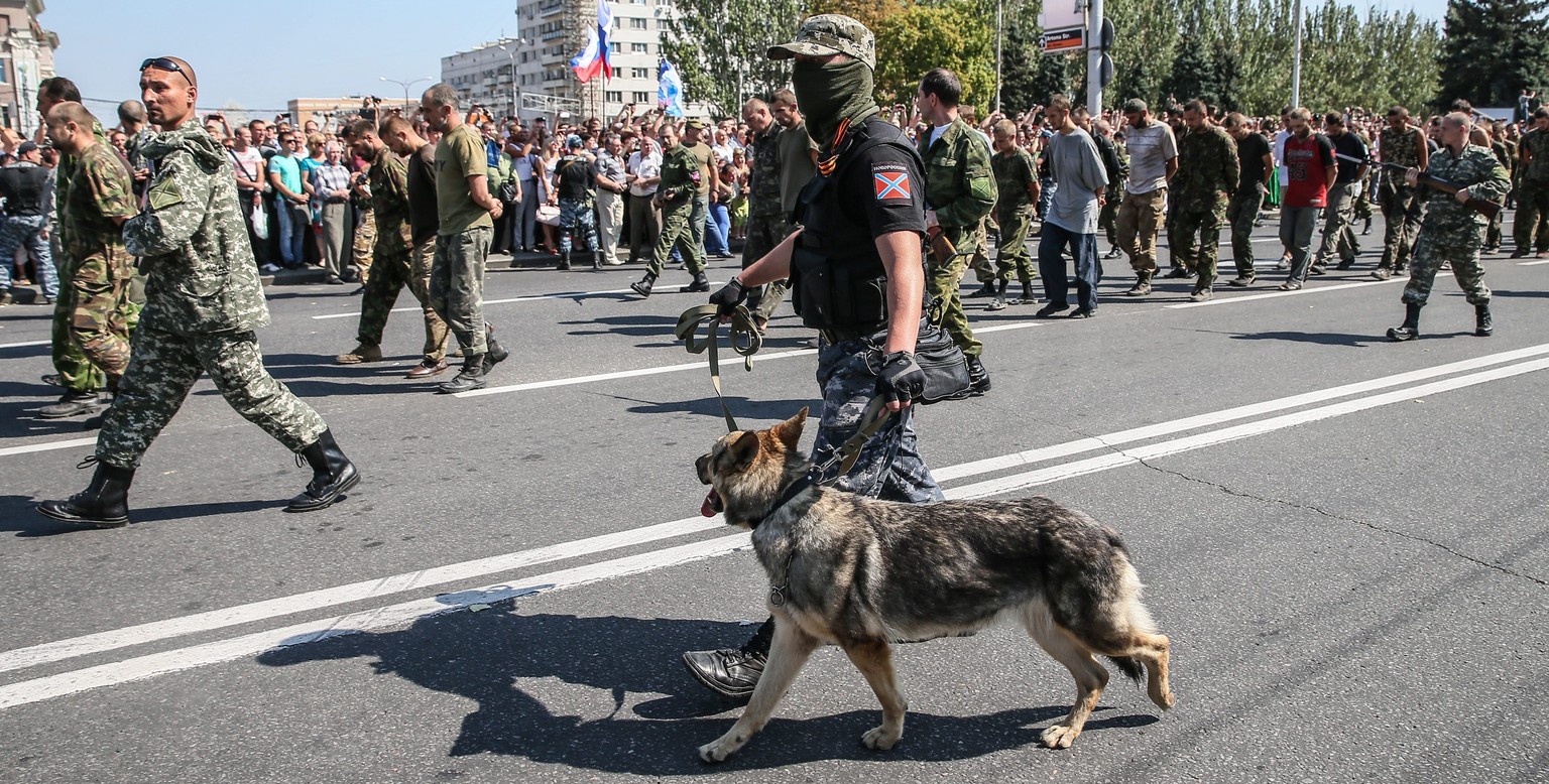 Prorussische Milizen führen die ukrainischen Gefangenen in Donezk vor &nbsp;...
