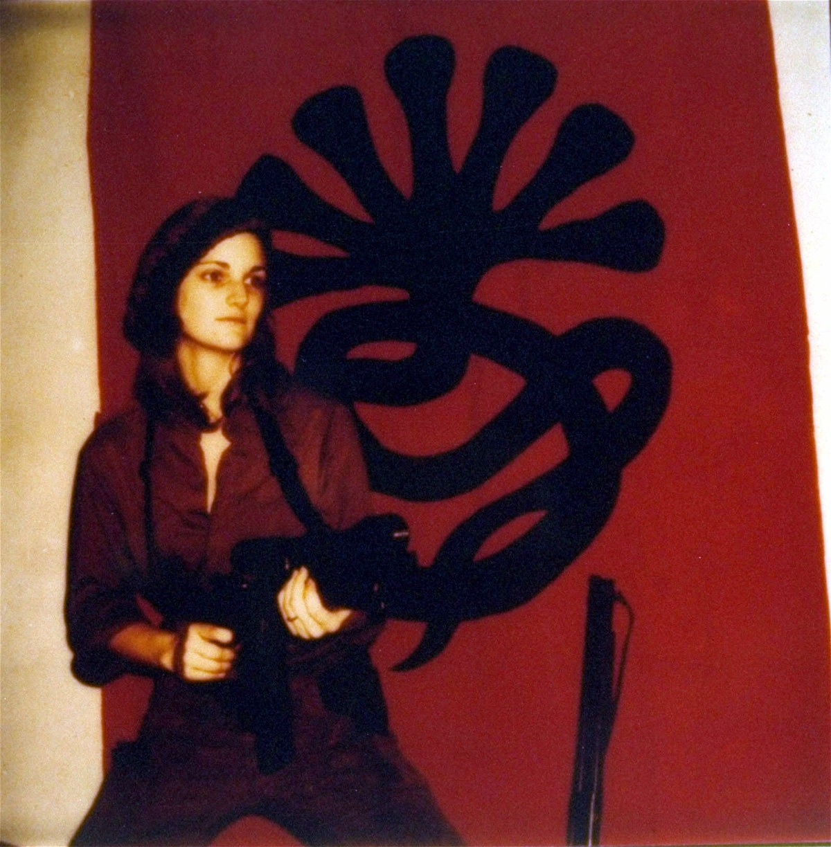 Vor einem Plakat der 'Symbionese Liberation Army' ('Symbionische Befreiungsarmee', SLA) zeigt sich Patricia Hearst 1974 als 'Tania' mit einem Maschinengewehr. Am 4. Febru ...