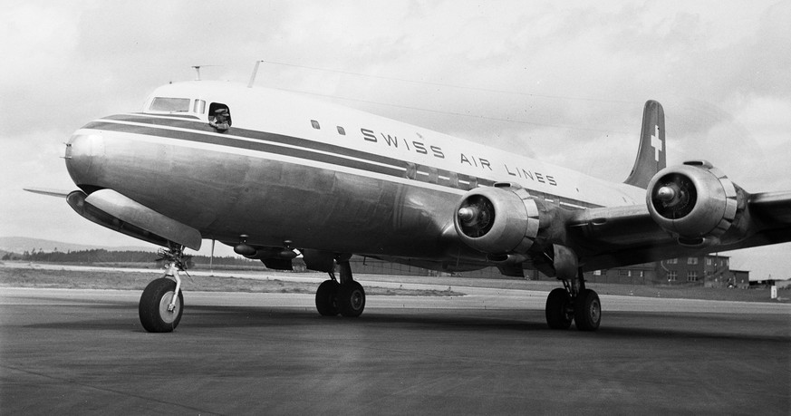 Konkurrenzfreie Zone: Die Swissair (auf dem Bild eine Douglas DC-6 der Swissair irgendwann zwischen 1951 und 1960 auf dem Flughafen Kloten)...&nbsp;