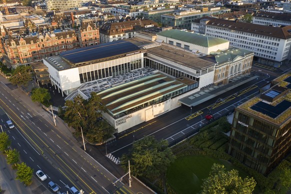 Das Kongresshaus und die Tonhalle, fotografiert am 11. Juni 2021 in Zuerich. Im Sommer 2021 enden die Renovationsarbeiten am Kongresshaus und an der Tonhalle Zuerich, die ueber drei Jahre gedauert hab ...