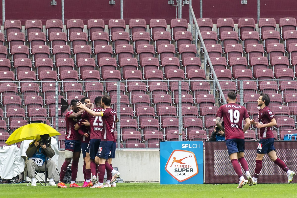 Les joueurs genevois laissent eclater leur joie, lors de la rencontre de football de Super League entre le Geneve Servette FC et le BSC Young Boys, ce dimanche 2 mai 2021 au stade de Geneve. (KEYSTONE ...