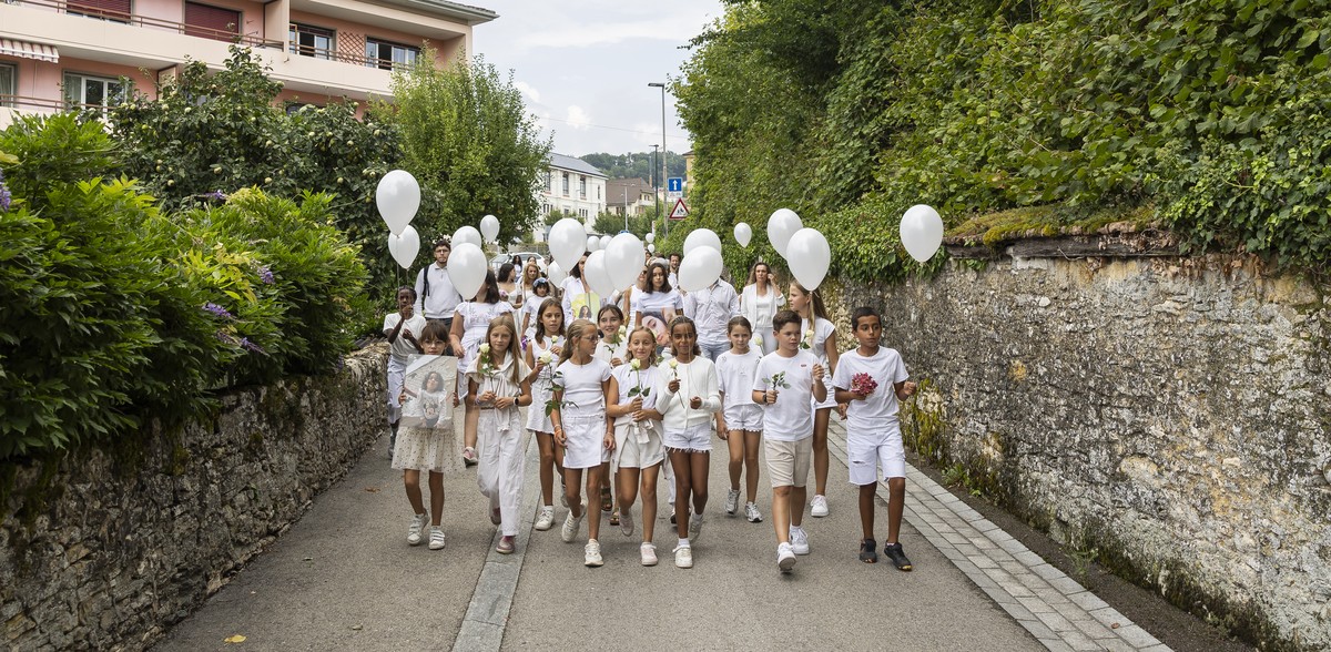 Des personnes prennent part a une marche blanche en hommage aux trois victimes d'un triple homicide ce mercredi 27 aout 2025 a Corcelles dans le canton de Neuchatel. Le 19 aout 2025 une mere et s ...