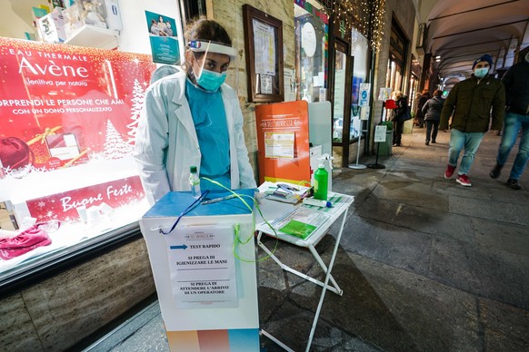 epa08859646 A worker of the University pharmacy carries out a coronavirus antigenic swab test for a fee, Turin, Italy, 03 December 2020. Italy fights with the second wave of pandemic of the SARS-CoV-2 ...