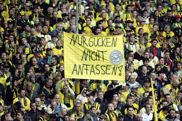 Bildnummer: 02831723 Datum: 12.05.2007 Copyright: imago/AM-Bildagentur Nur gucken nicht anfassen - Dortmunder Fans benutzen den Werbeslogan vom Schalker Ex Pr�sidenten Rudi Assauer (Deutschland) um d ...