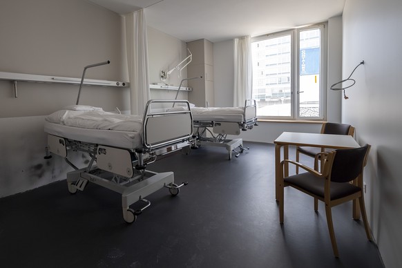 Blick in ein Patientenzimmer im Neubau des Felix Platter-Spitals am Medienrundgang in Basel am Mittwoch, 25. April 2018. (KEYSTONE/Georgios Kefalas)