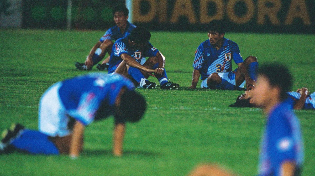 Japan team, 
OCTOBER 28, 1993 - Football : A dejected Japan players during the Asian World Cup Qualify match between Japan 2-2 Iraq at Al Ali, Doha, Qatar. 
(Photo by Katsuro Okazawa/AFLO) [0942]