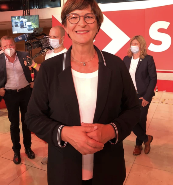 SPD-Vorsitzende Saskia Esken freut sich am Wahlabend in Berlin über das Wahlergebnis.