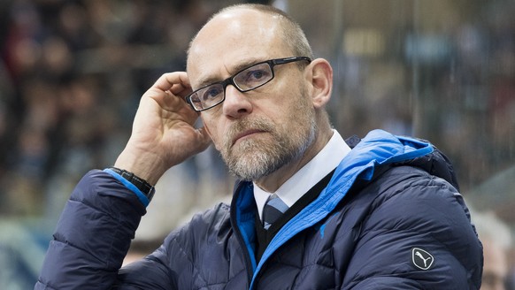 ARCHIV - ZUR ERNENNUNG VON HANS KOSSMANN ZUM NEUEN TRAINER DER ZSC LIONS STELLEN WIR IHNEN FOLGENDES BILDMATERIAL ZUR VERFUEGUNG - Ambris Trainer Hans Kossmann waehrend dem Eishockey Meisterschaftsspi ...