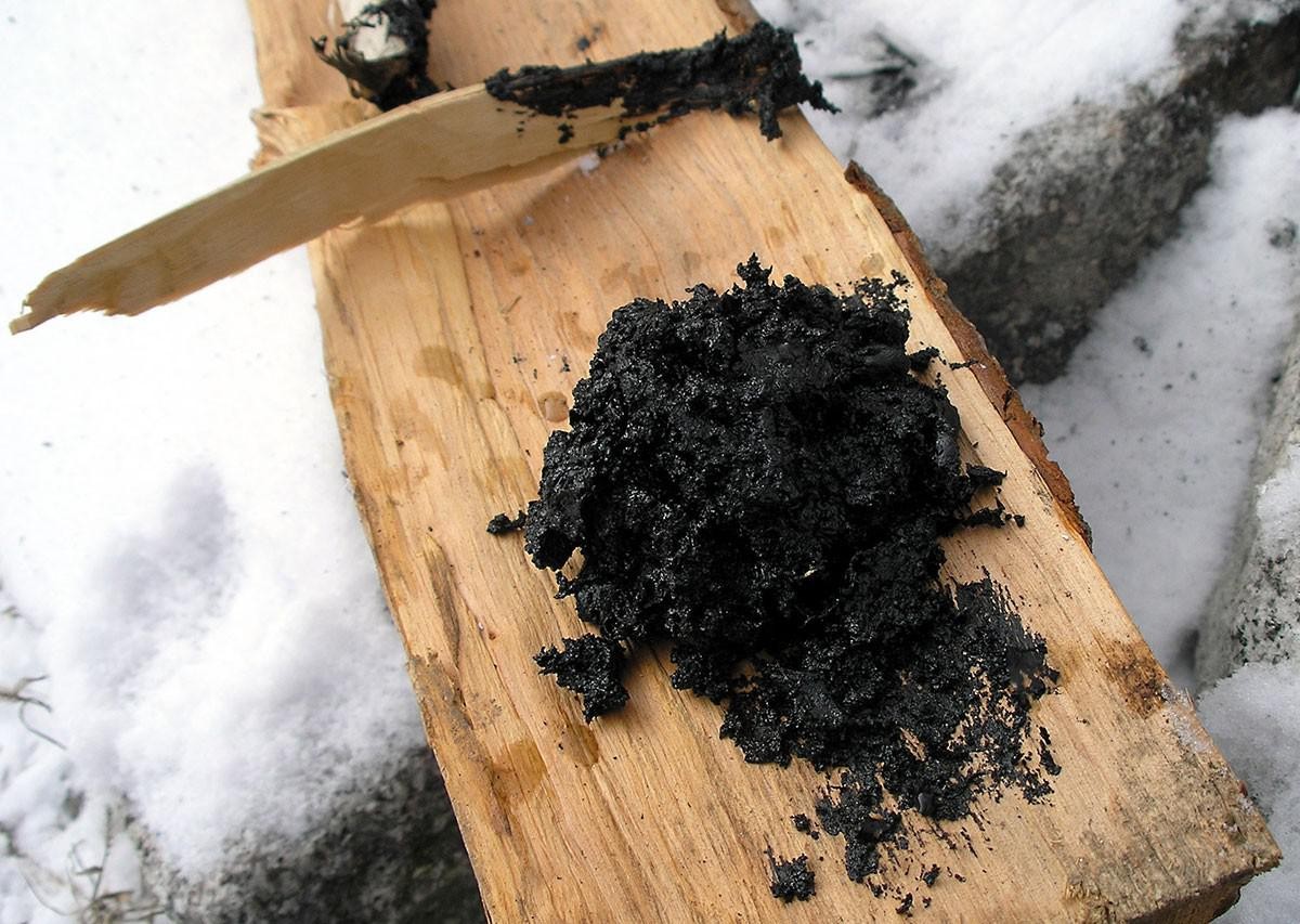 Im Eintopfverfahren gewonnenes Birkenpech: Das Endprodukt besteht aus Teer und Rindenasche.
https://commons.wikimedia.org/wiki/File:Birkenpech.JPG