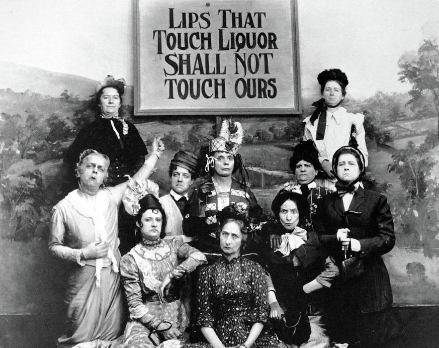 «Lippen, die Alkohol berühren, sollen unsere nicht berühren.» Bei diesem Bild handelt es sich womöglich um eine Parodie. Sicher ist aber, dass Frauenorganisationen an vorderster Front gegen den Alkohol kämpften. 
