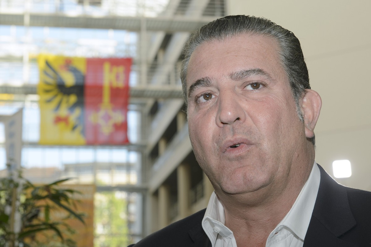 Eric Stauffer du Mouvement citoyens genevois (MCG), s'exprime devant des journalistes, a Uni Mail, lieu de depouillement centralise des bulletins de vote pour les Elections des executifs des comm ...