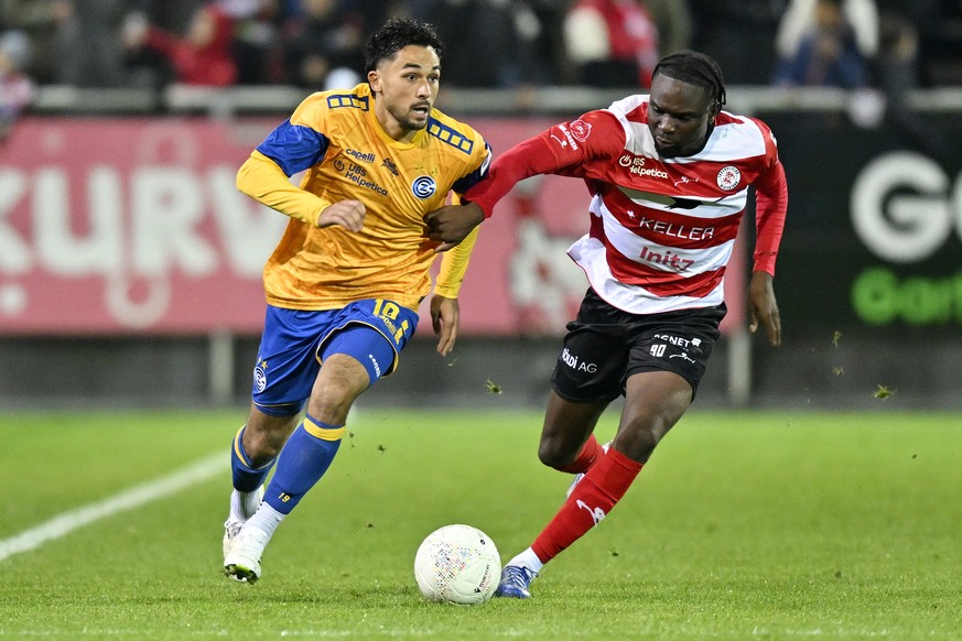 Der Winterthurer Josias Lukembila, rechts, gegen den Grasshopper Mathieu Choiniere, links, beim Fussballspiel der Super League FC Winterthur gegen den Grasshopper Club Zuerich im Stadion Schuetzenwies ...