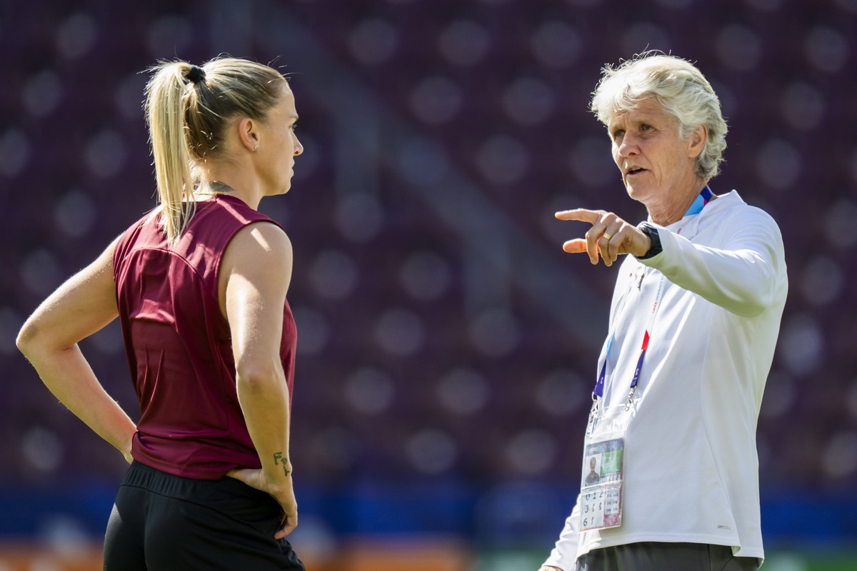 Switzerland's head coach Pia Sundhage, right, speak with Switzerland's Ana-Maria Crnogorcevic, left, during a training session of the Swiss national team one day before the UEFA Women's ...