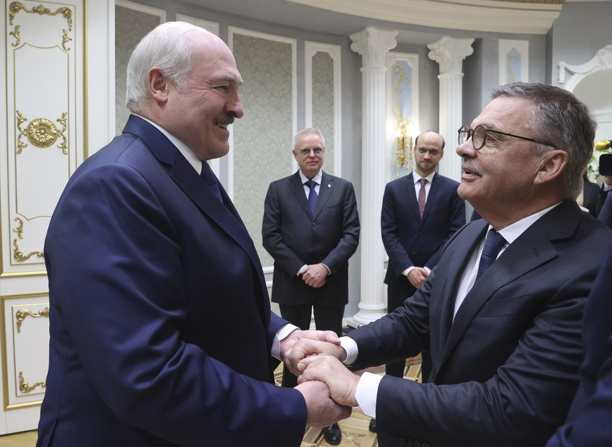 ARCHIVBILD ZUM SDA-INTERVIEW MIT RENE FASEL, AM MITTWOCH, 21. SEPTEMBER 2021 - FILE In this file photo taken on Monday, Jan. 11, 2021, Belarusian President Alexander Lukashenko, left, greets Internati ...