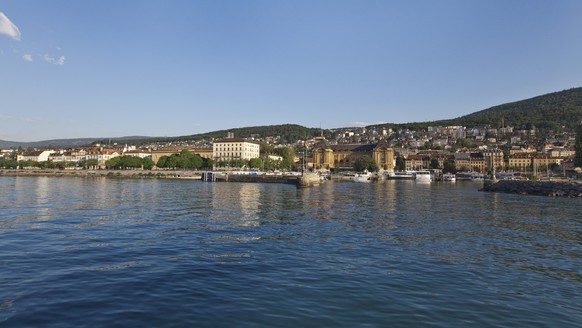 View of the city of Neuchatel, Switzerland, pictured early in the morning on May 25, 2010. (KEYSTONE/Gaetan Bally)

Blick vom Neuenburgersee ueber die Stadt Neuchatel, aufgenommen am fruehen Morgen de ...
