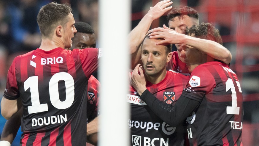 Le joueur neuchatelois Raphael Nuzzolo, centre, celebre le 1 a 1 avec ses coequipiers lors de la rencontre de football de Super League entre Neuchatel Xamax FCS et Grasshopper Club Zuerich, GC, ce sam ...