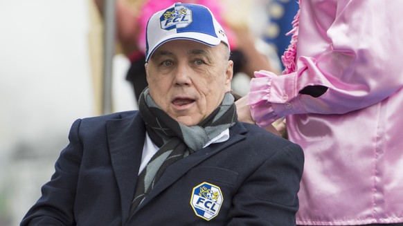 Bernhard Alpstaeg, Goenner des FC Luzern, verfolgt am Montag, 3. Maerz 2014, den Umzug der Wey-Zunft an der Luzerner Fasnacht. (KEYSTONE/Sigi Tischler)