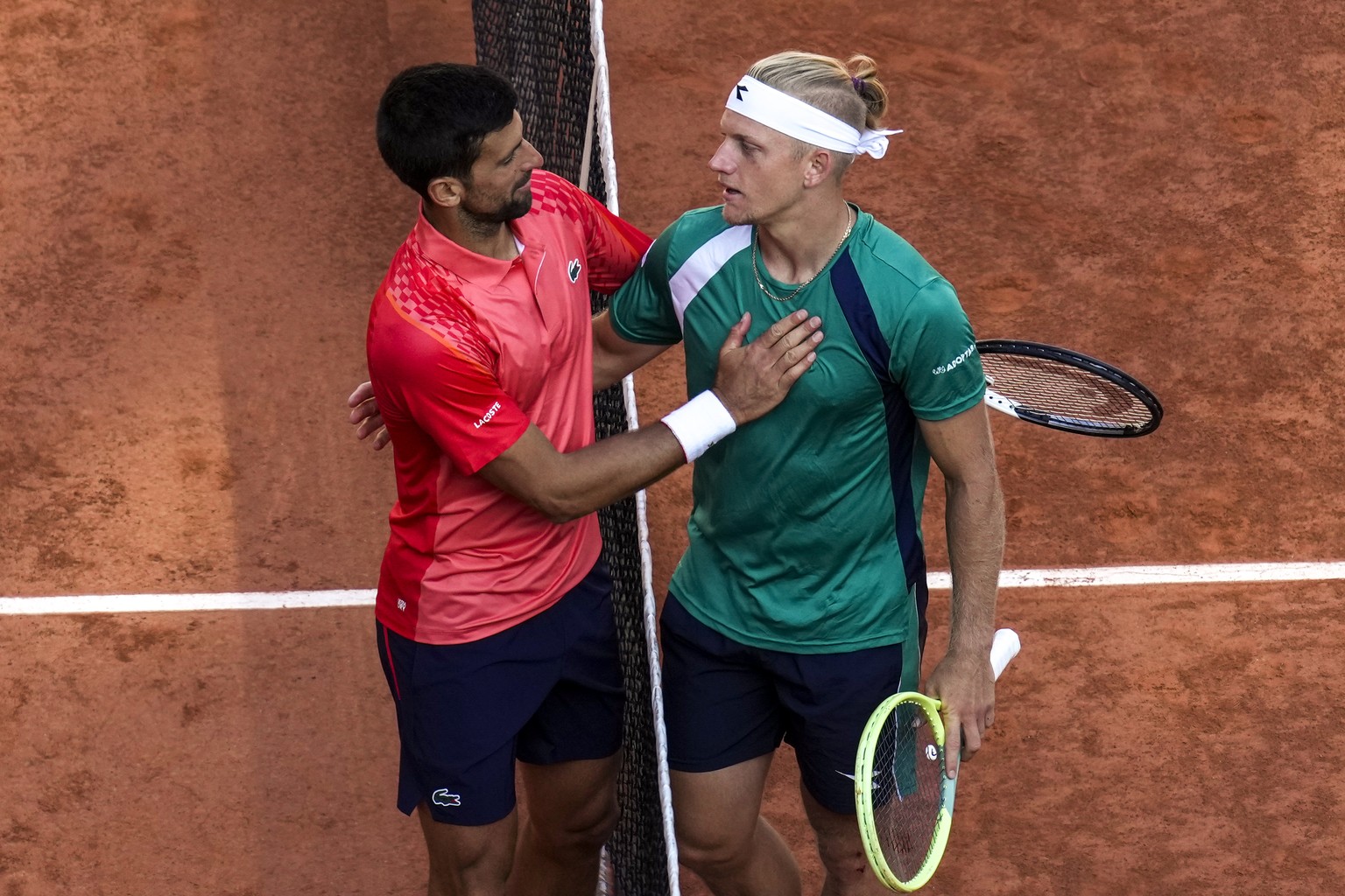Serbia&#039;s Novak Djokovic is congratulated by Spain&#039;s Alejandro Davidovich Fokina, right, after he won the third round match of the French Open tennis tournament in three sets, 7-6 (7-4), 7-6  ...