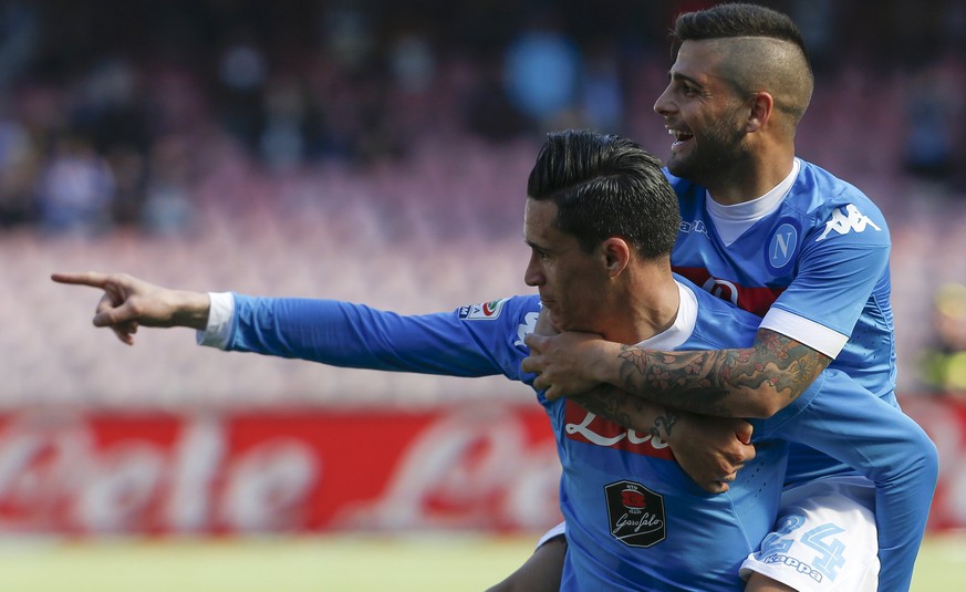 Jubel neapolitanischer Art: Callejon nimmt Kollege Insigne Huckepack.