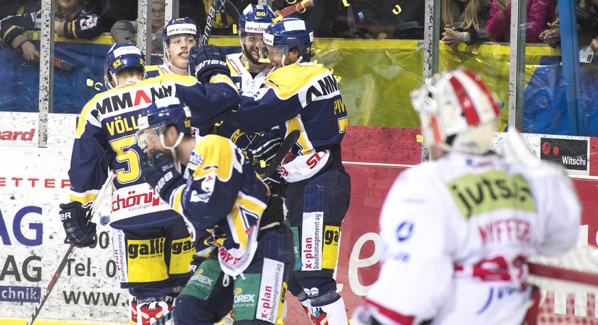 Langenthals Spieler jubeln, links, Rapperswils Goalie Melvin Nyffeler, rechts, geschlagen, im dritten Playoff-Finalspiel der National League B zwischen dem SC Langenthal und dem SC Rapperswil-Jona Lak ...