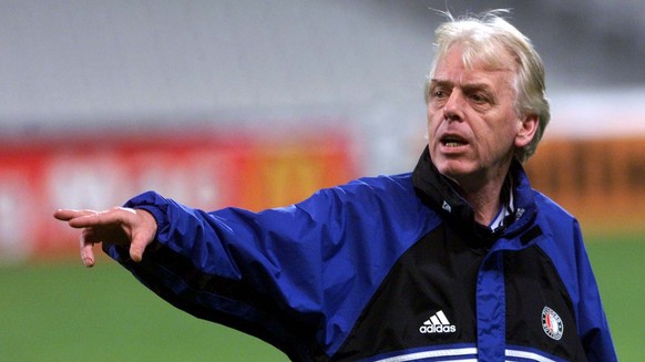 Feyenoord of Rotterdam soccer team coach Leo Beenhakker gives instructions to his players during training for Wednesday&#039;s decisive match against Olympique Marseille in group D of the Champions Le ...
