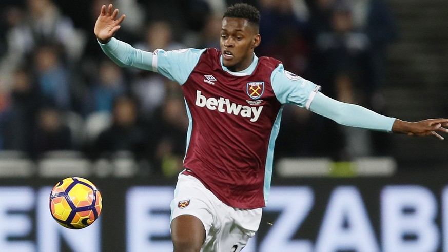 Chelsea&#039;s Nemanja Matic, left, kicks at the ball as West Ham&#039;s Edimilson Fernandes watches during the English Premier League soccer match between West Ham and Chelsea at London Stadium, Mond ...