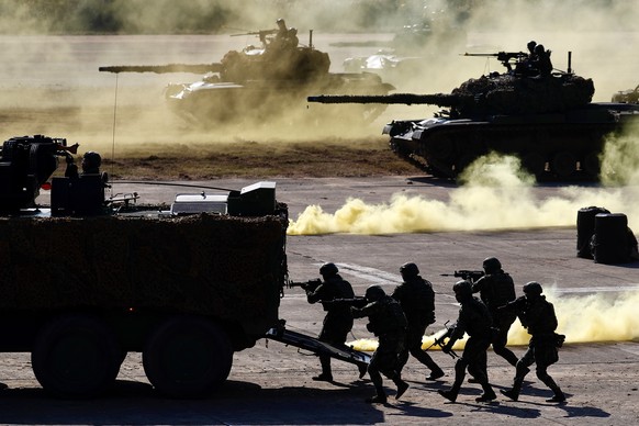 epa08947677 Taiwanese soldiers in action during the National Army Lunar New Year?s Military Exercise for Preparedness Enhancement inside a military base in Hsinchu, Taiwan, 19 January 2021. EPA/RITCHI ...