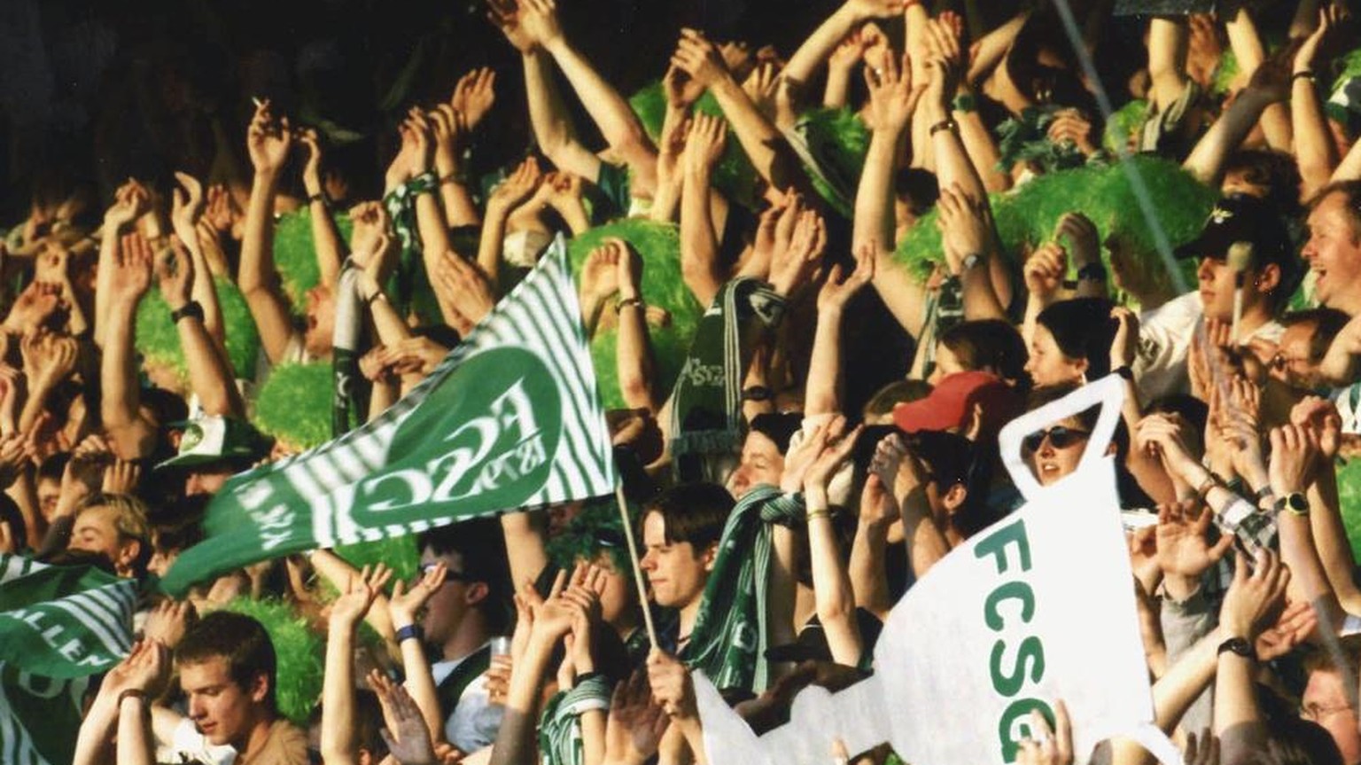 Die Fans des FC St. Gallen bejubeln am 13. Mai 1998 nach dem 2:1-Erfolg ihres Teams im Cup-Halbfinal gegen den FC Lugano auf dem Espenmoos den Einzug ihres Teams in den Cupfinal. (KEYSTONE/Regina Kueh ...