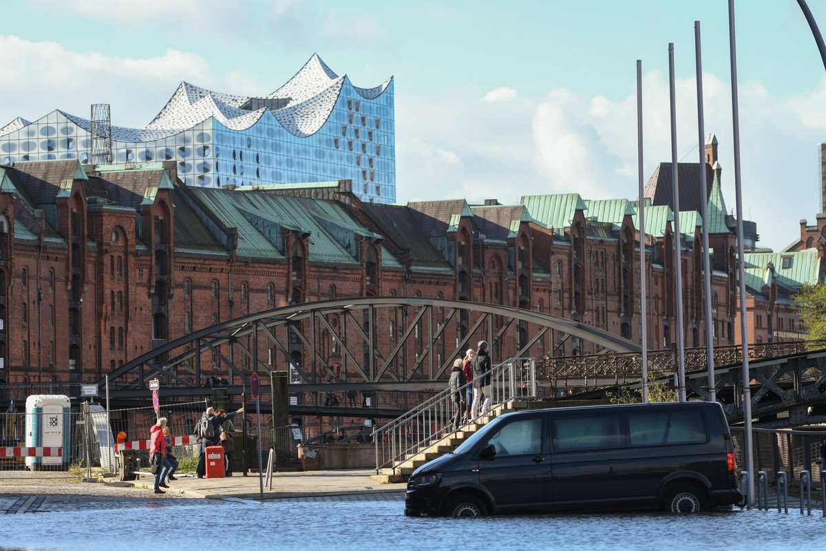 epa06296551 Cars stand in water in the harbour city in Hamburg, Germany, 29 September 2017. Storm depression 'Herwart' caused severe damage and injuries in several parts of Germany. EPA/DAVI ...