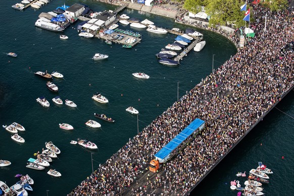 epa07766686 Aerial view of the annual technoparade &quot;Street Parade&quot; in the city center of Zurich, Switzerland, 10 August 2019. The Street Parade is an annual electronic dance music parade, in the city center and around the lake of Zurich.  EPA/Alexandra Wey
