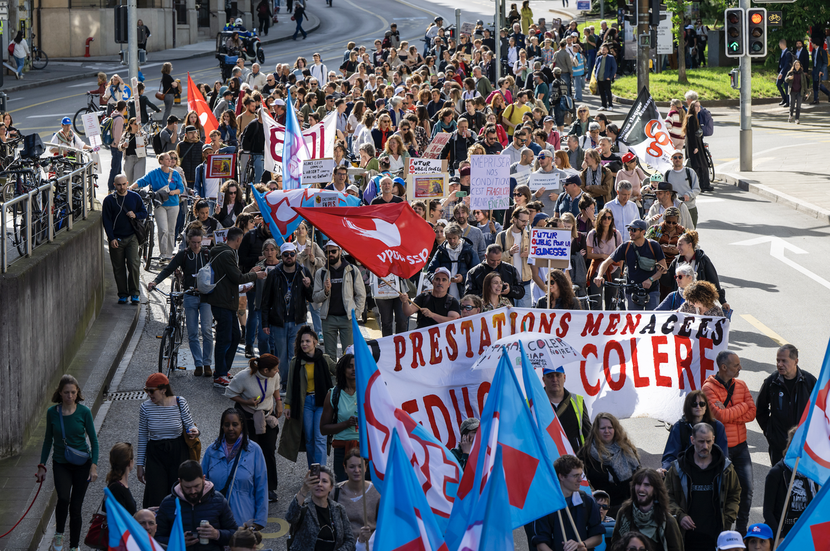 Le personnel de la fonction publique genevoise manifeste dans les rue de la ville, jeudi 7 mai 2026.