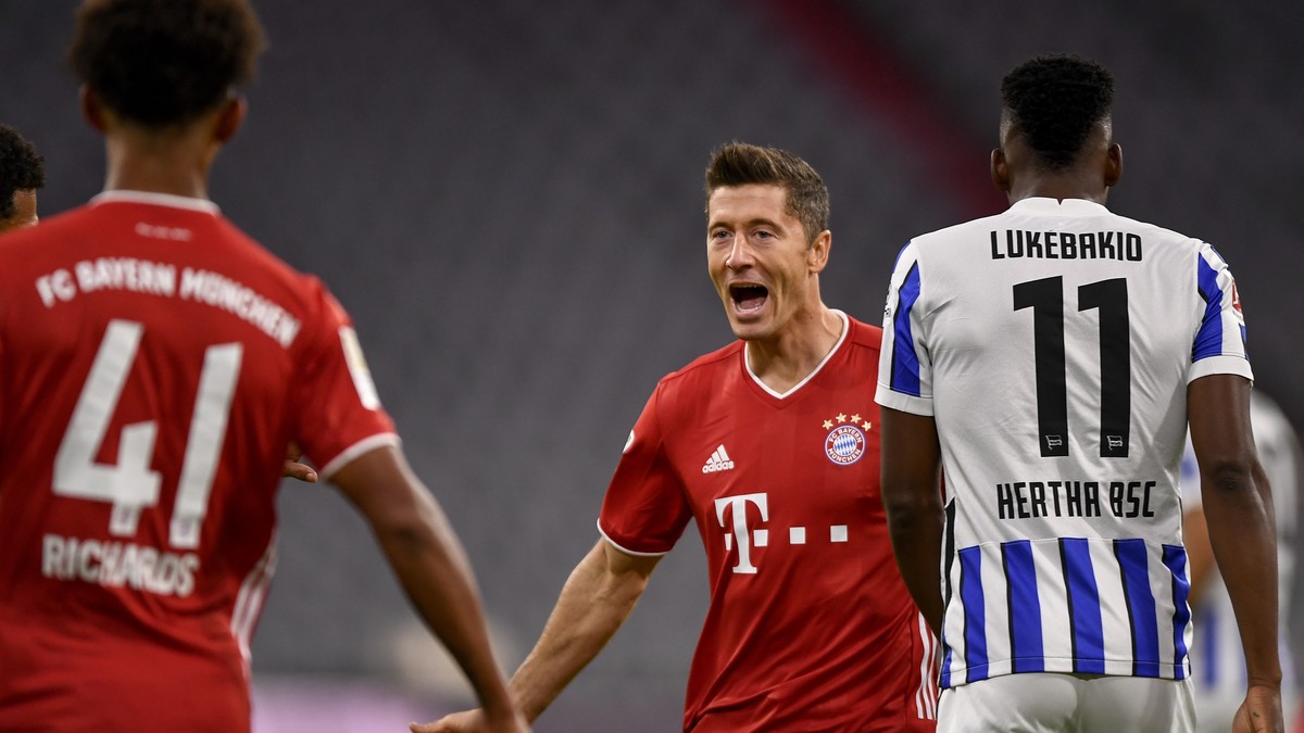 epa08720685 Bayern's Robert Lewandowski celebrates after scoring a goal during the German Bundesliga soccer match between Bayern Munich and Hertha BSC Berlin in Munich, Germany, 04 October 2020.  ...